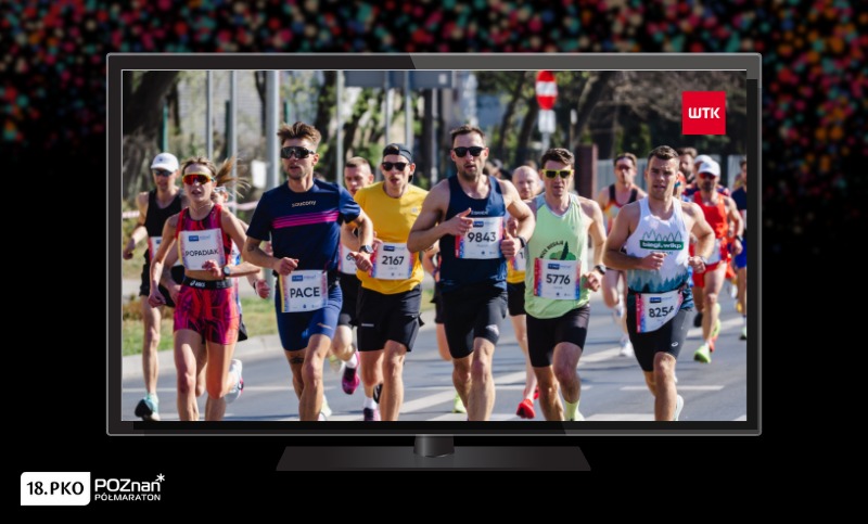 Ekran telewizora z grupą biegaczy na starcie półmaratonu.